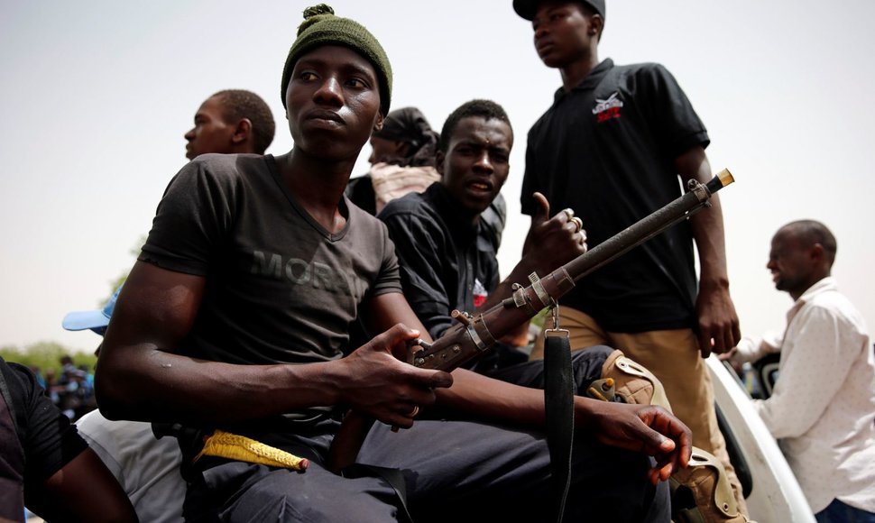 Nuo „Boko Haram“ teroristų ginantys vietiniai Nigerijos kovotojai