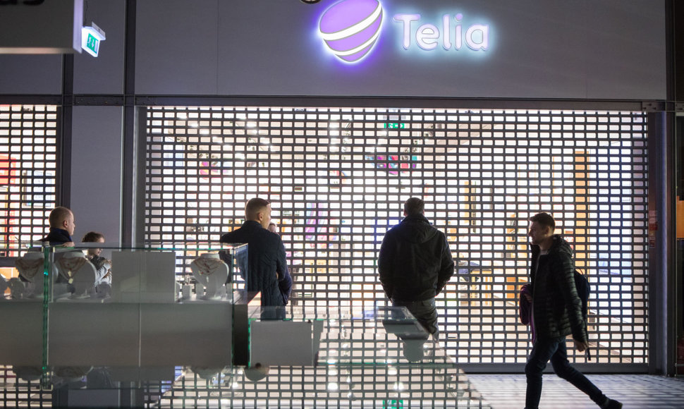 Naujasis „iPhone X“ išgraibytuvės „Telia“ salone