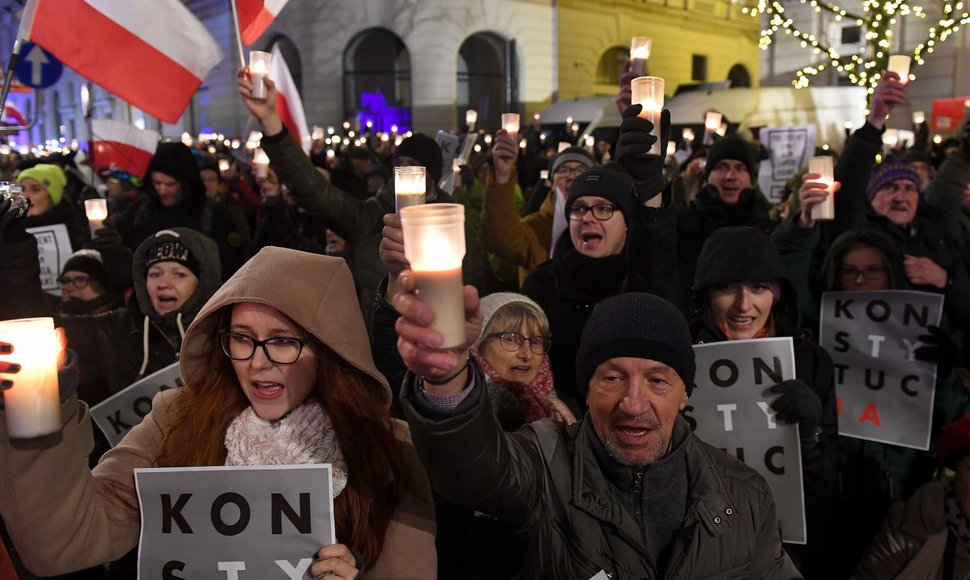 Lenkai dainomis protestavo prieš teismų reformas