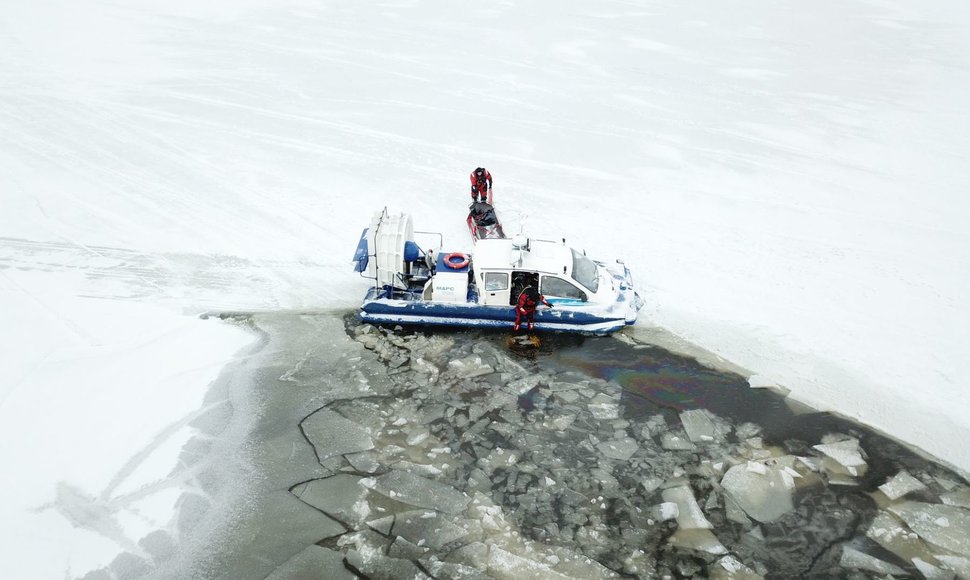 Estijoje nuskendo ant jūros ledo užvažiavęs mikroautobusas