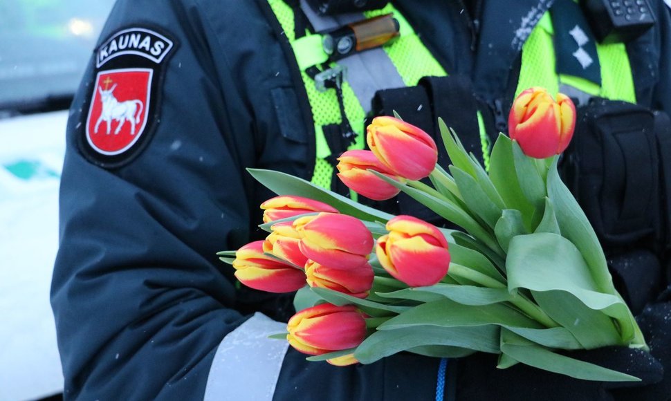 Moters dienos proga pareigūnai moterims dovanojo gėles