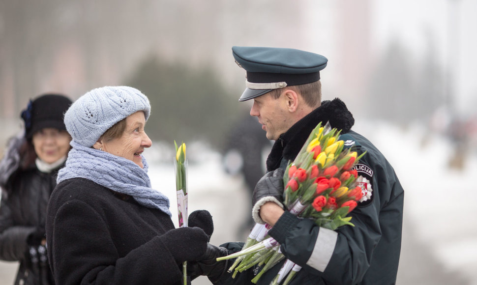 Klaipėdos pareigūnai sveikino moteris su Tarptautine moters diena