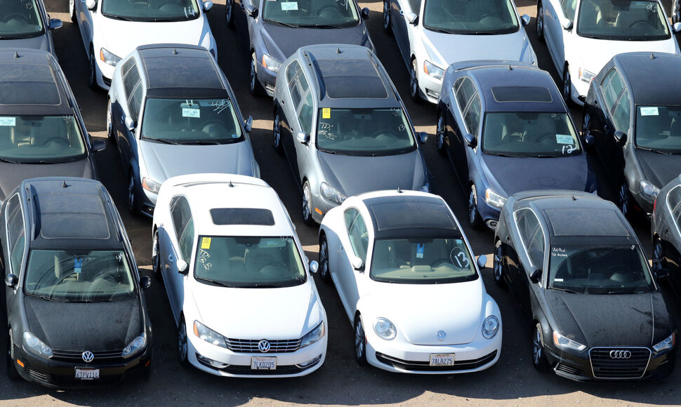 Senų „Volkswagen“ ir „Audi“ automobilių aikštelė Kalifornijos dykumoje