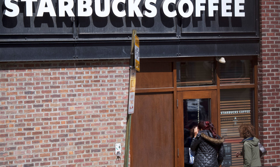 Protestai prie „Starbucks“ kavinių JAV