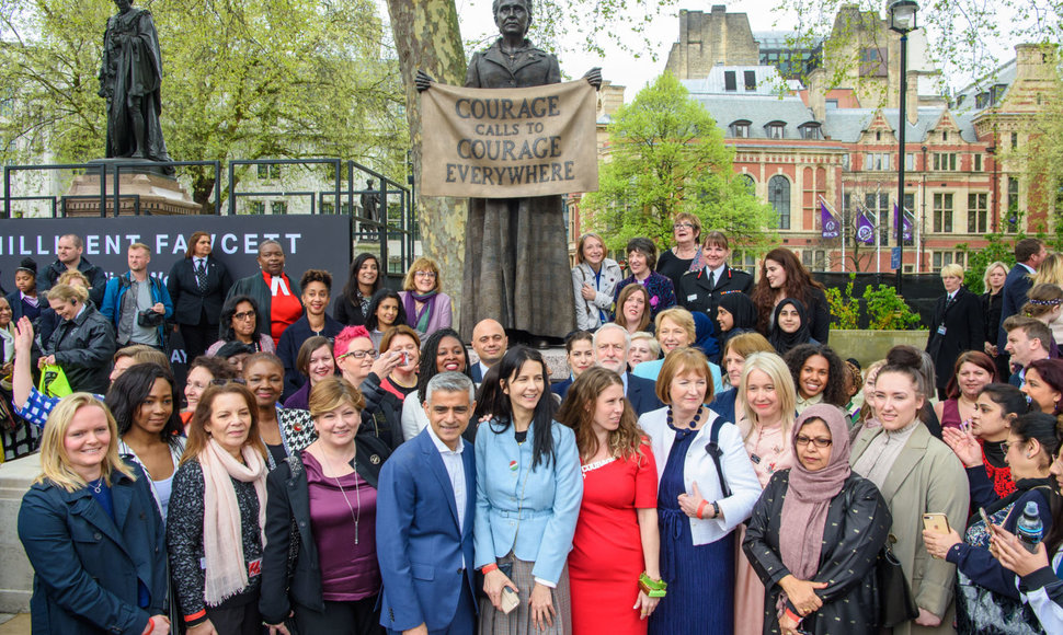 Prie Britanijos parlamento iškilo pirmasis paminklas moteriai – sufražistei M. Fawcett
