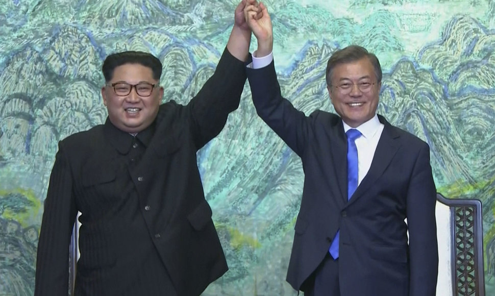 Šiaurės ir Pietų Korėjos lyderiai: Kim Jong Unas ir Moon Jae-inas 
