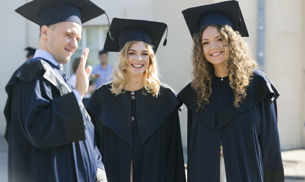 ISM universitete iškilmingai įteikti baigimo diplomai