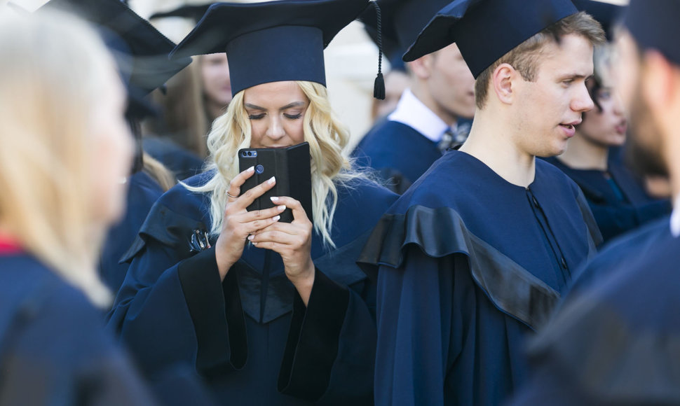 ISM universitete iškilmingai įteikti baigimo diplomai