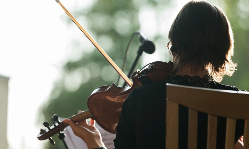 Rožių apsuptoje Chaimo Frenkelio viloje prasideda vasaros festivalis