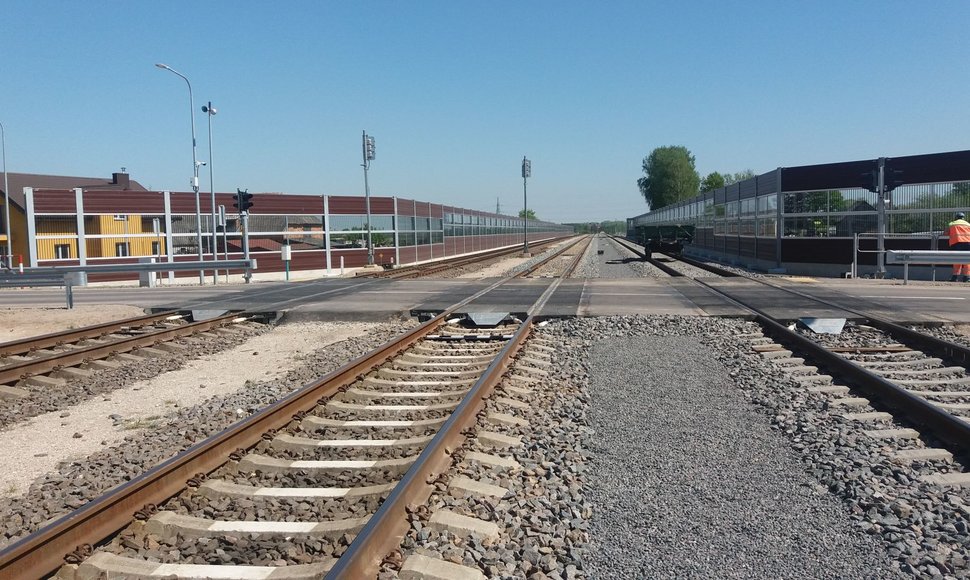 „Rail Baltica“ linijoje montuojamos garsą sugeriančios sienutės, bėgių triukšmo slopintuvai ir antivibraciniai paklotai