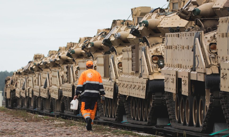 „Rail Baltica“ teiks ne tik ekonominę naudą, bet ir didesnį saugumą – geležinkeliu galės greitai judėti NATO kariuomenės daliniai 