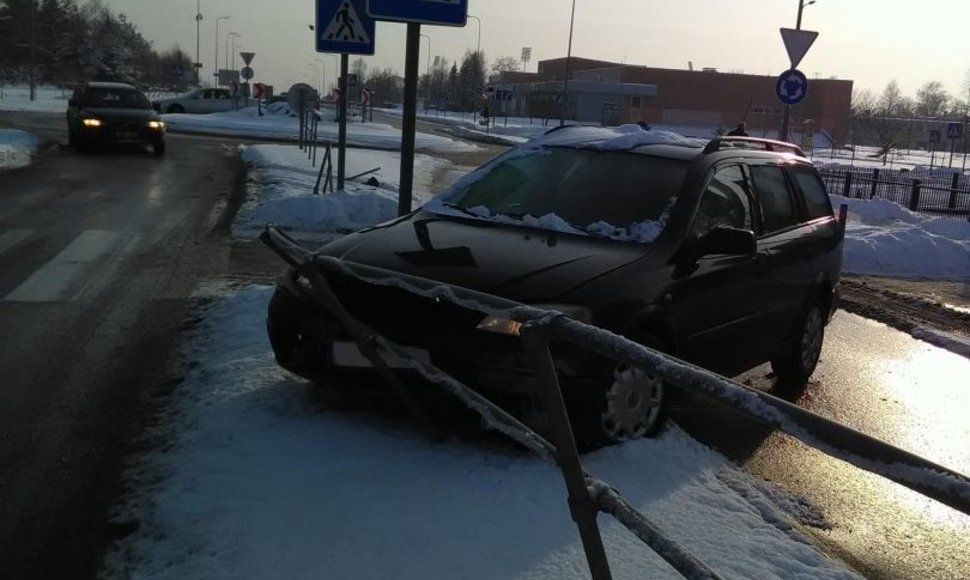 Jonavoje girtas "Opel" vairuotojas trenkėsi į atitvarus