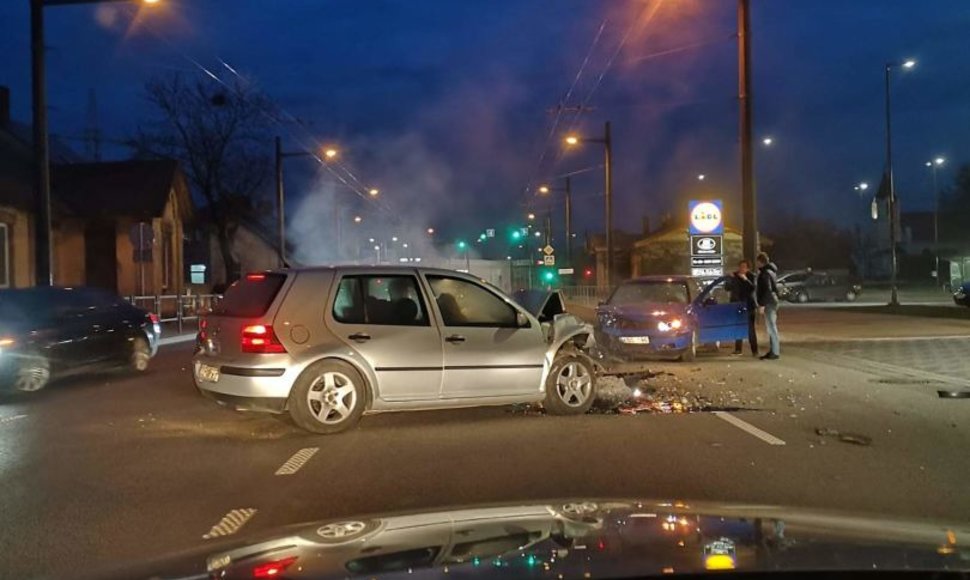 Trijų automobilių susidūrimas Kauno A.Juozapavičiaus prospekte