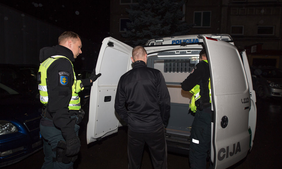 Naktis su Kauno policija: sučiuptas girtas vairuotojas ir du narkotikais bandę atsikratyti jauni vyrai