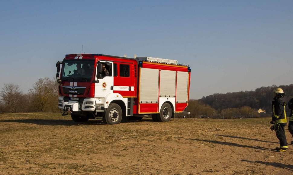 Nuo tilto Kaune nukritusio asmens gelbėjimo operacija