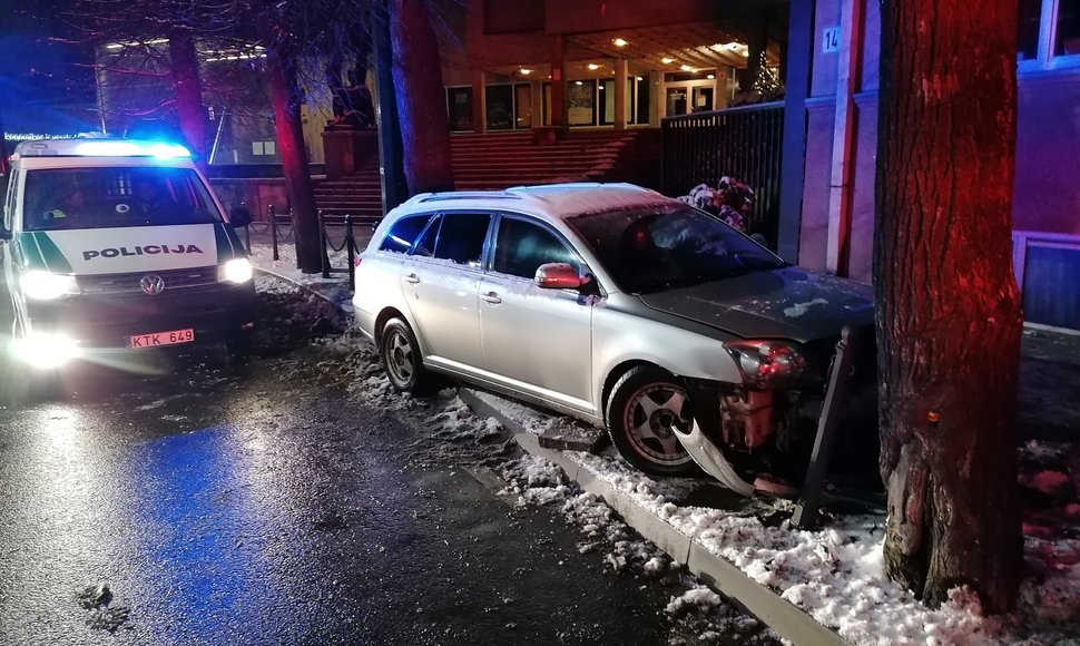 Kaune girtos vairuotojos „Toyota“ trenkėsi į medį ir apgadino tvorą