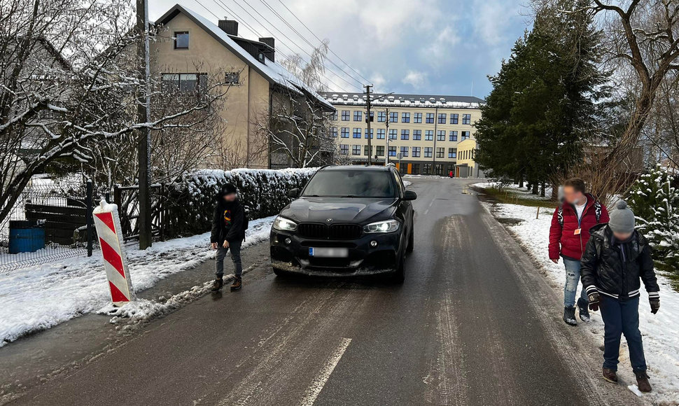 Kauno Sodininkų gatve moksleiviai į mokyklą keliauja nesaugiai