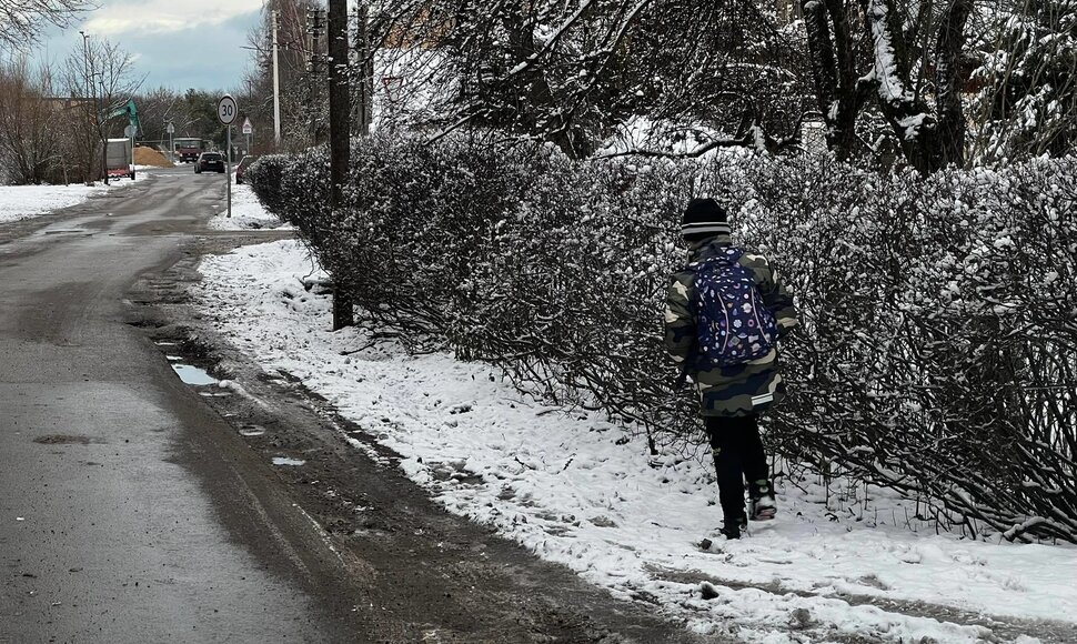 Kauno Sodininkų gatve moksleiviai į mokyklą keliauja nesaugiai