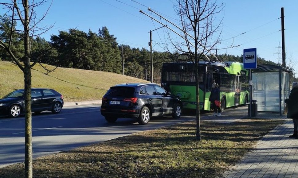 Girtas vairuotojas Kaune įvairavo automobilį į troleibusą