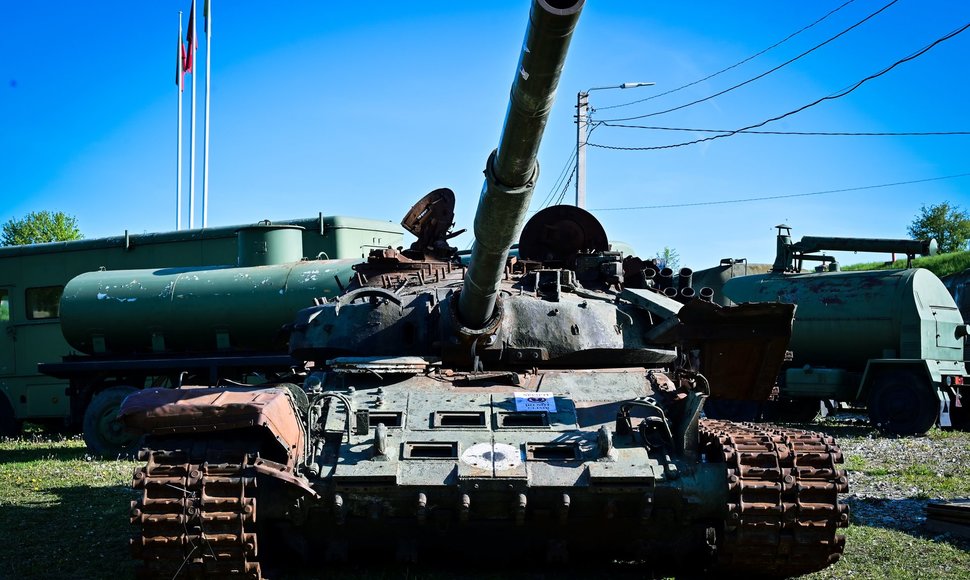  Kaune eksponuojamas Ukrainoje sunaikintas rusų tankas T-72B