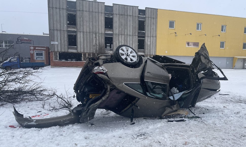 Avarija Kauno Draugystės gatvėje – „Audi“ liko gulėti ant stogo