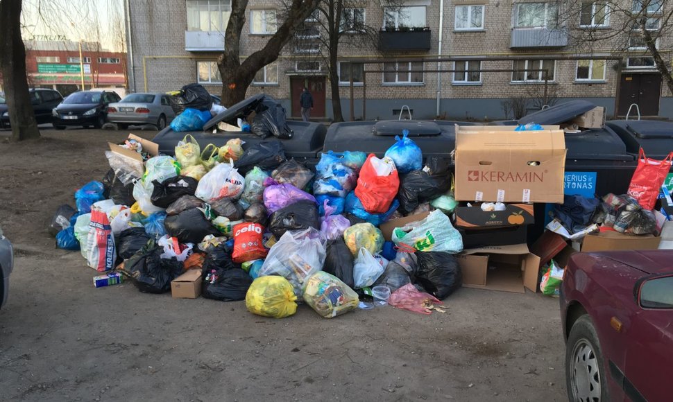 Perpildyti šiukšlių konteineriai Kauno Vilijampolėje