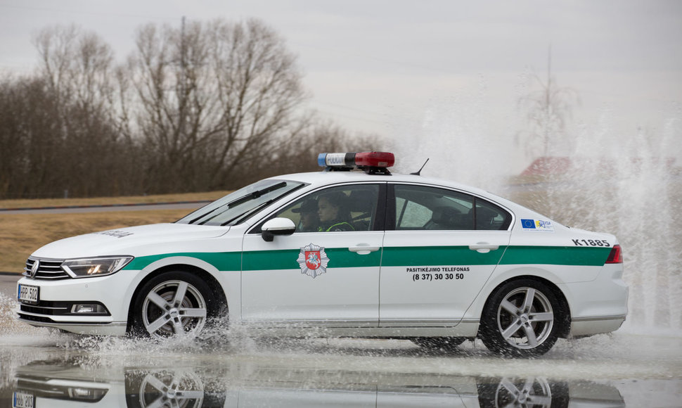 Kauno policijos pareigūnai įvertino savo vairavimo įgūdžius sudėtingomis eismo sąlygomis