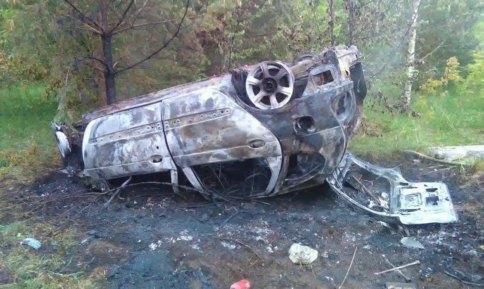 Kaišiadorių rajone vertėsi ir užsidegė girto vyro vairuojamas „Renault“