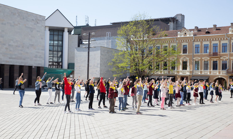 Tarptautinę šokio dieną – masinis vaikų flashmob‘as Kauno širdyje