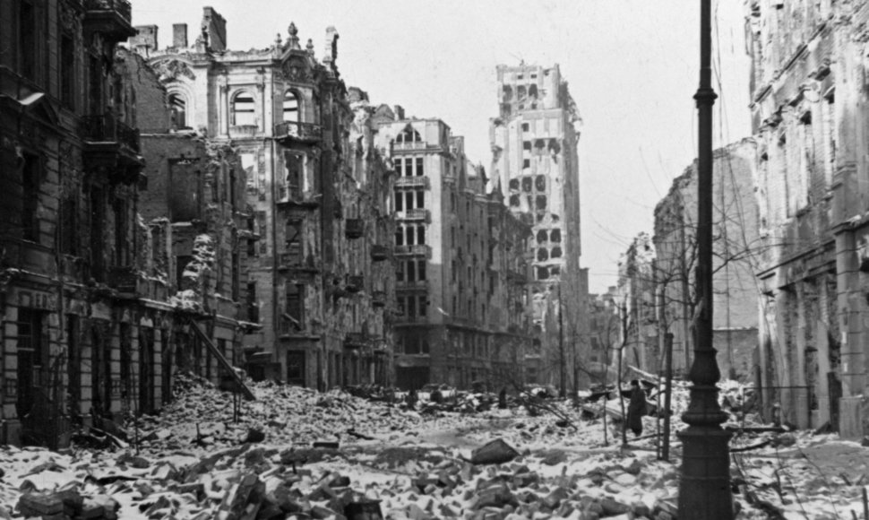 Varšuvos griuvėsiai 1945 m., po II pasaulinio karo pabaigos
