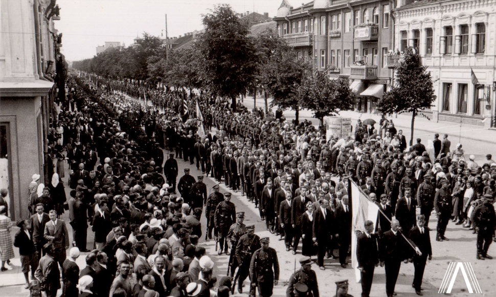 Žuvusių „Lituanica“ lakūnų pagerbimo procesija Kauno centre. 1933 m. liepos 19 d.
