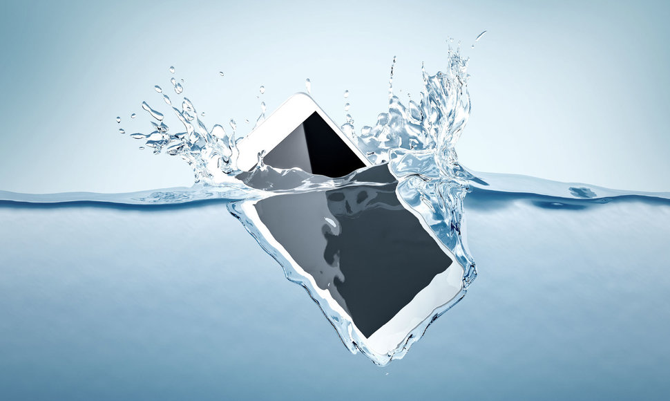 Telefonas krenta į vandenį