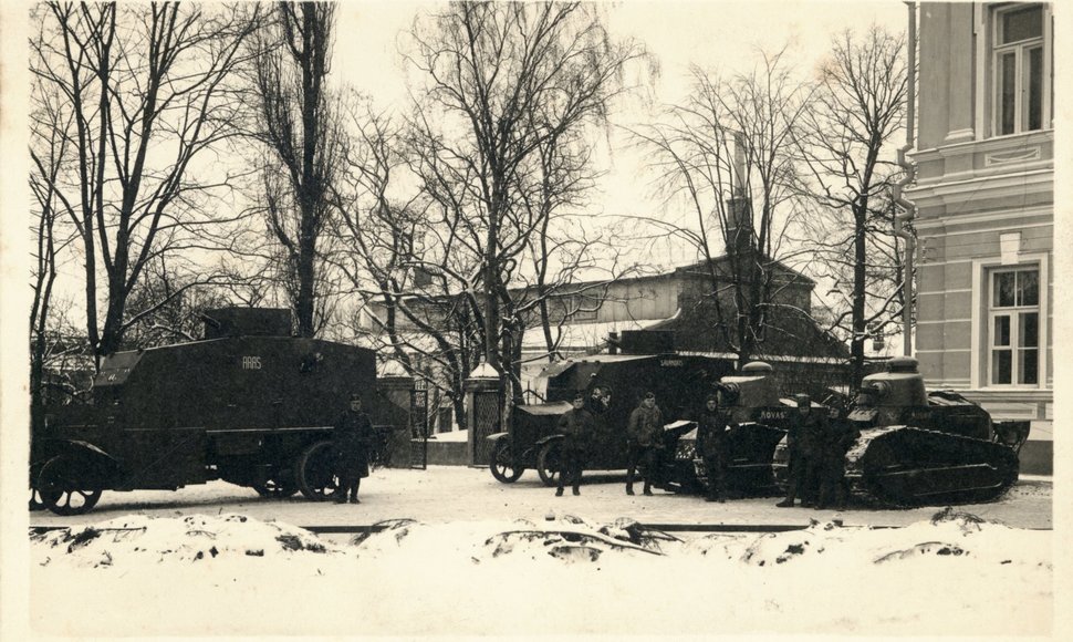 Lietuvos kariuomenės štabo šarvuočiai Prezidentūros kieme 1926 m gruodžio 18 d
