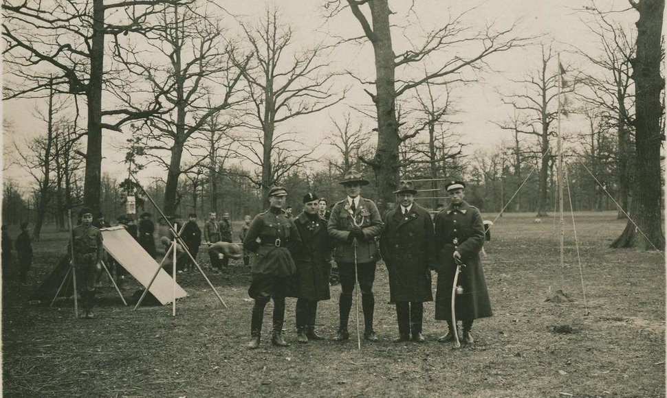 Kauno skautų tuntas švenčia Šv. Jurgio šventę Ąžuolyne 1923 m. kovas (Pirmas iš kairės Petras Jurgėla Jurgelevičius) 