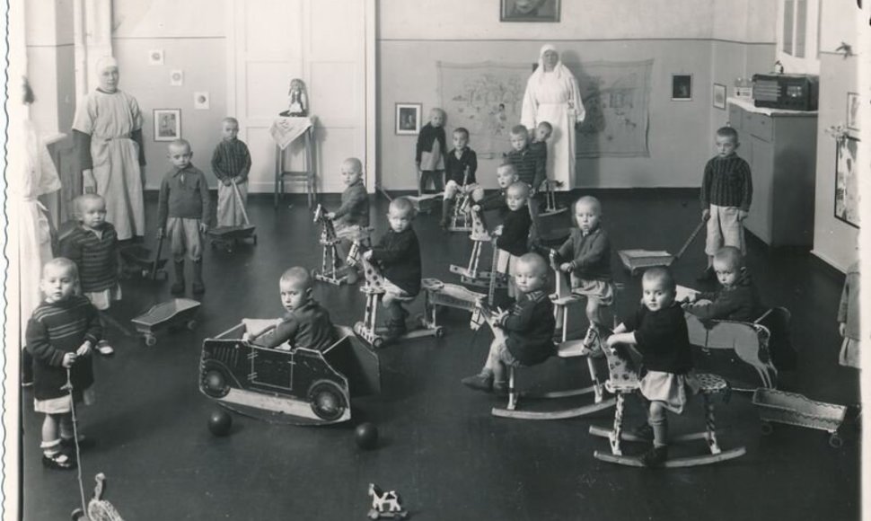 Žaidžiantys vaikai „Pieno lašo“ draugijos darželyje. 1938 m. 