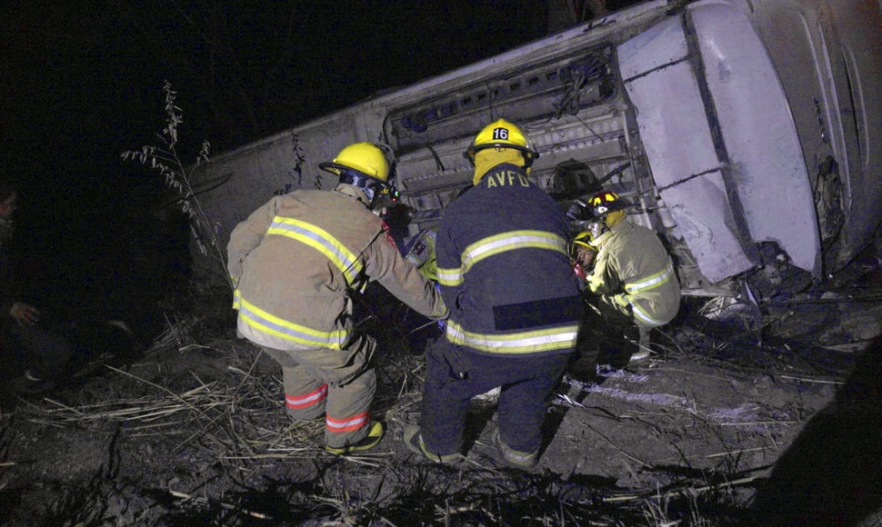 Gelbėtojai dirba autobuso tragedijos vietoje Meksijoje