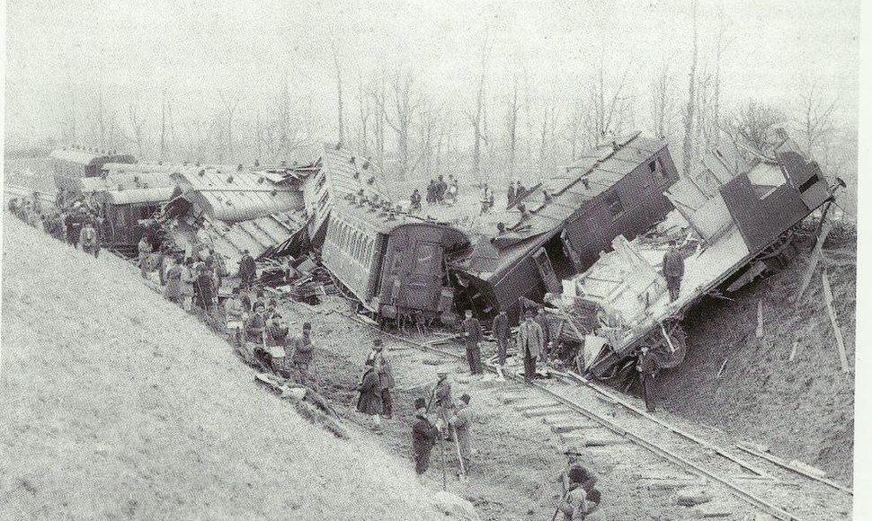 Čiurėjos traukinio katastrofa. Tiesa, kai kurie istorikai abejoja, ar nuotraukoje išties užfiksuota 1917 m. katastrofa: traukinių avarijų šioje stotyje buvo ir anksčiau