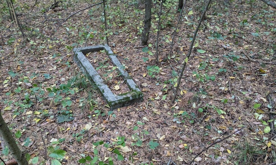 Bevardis kapas laisvamanių kapinėse