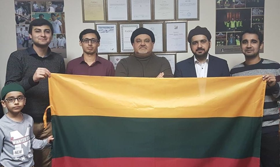 Asociacijos „Ahmadija“ nariai su Lietuvos vėliava