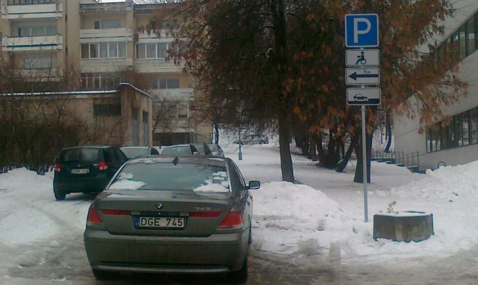 BMW Neįgalusis be ženklu. 