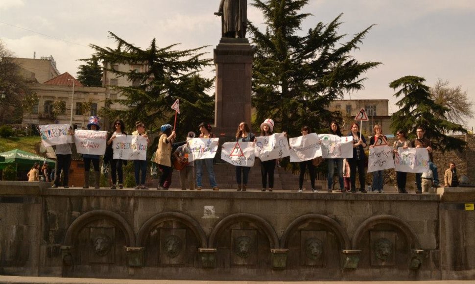 „Gatvės muzikos dienos“ Tbilisyje organizatorių flashmobo akcija