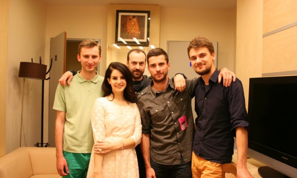 Markas Palubenka (kairėje) su Lana Del Rey ir kolegomis