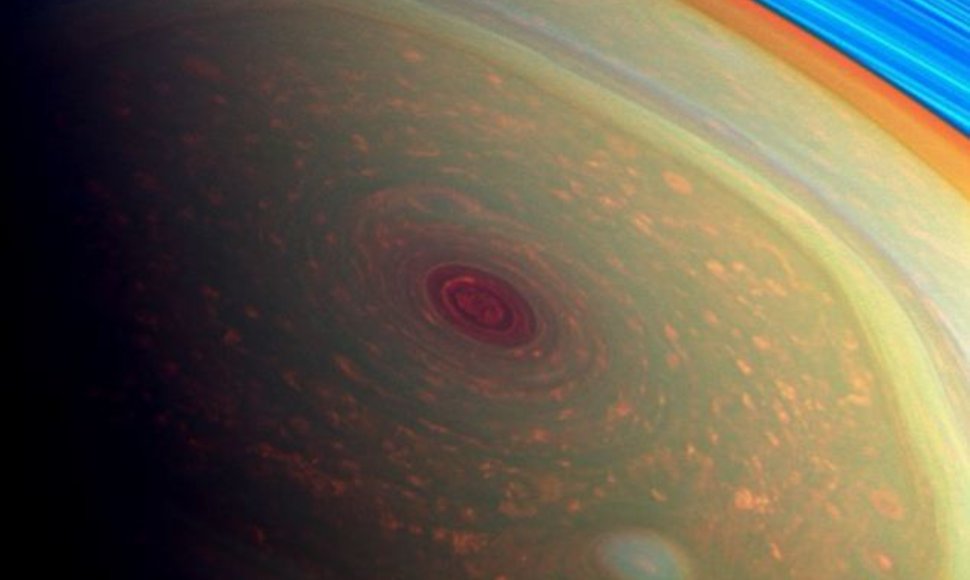 Unikalusis Saturno šešiakampis jau 30 metų niekur nesitraukia nuo šiaurinio planetos ašigalio. 