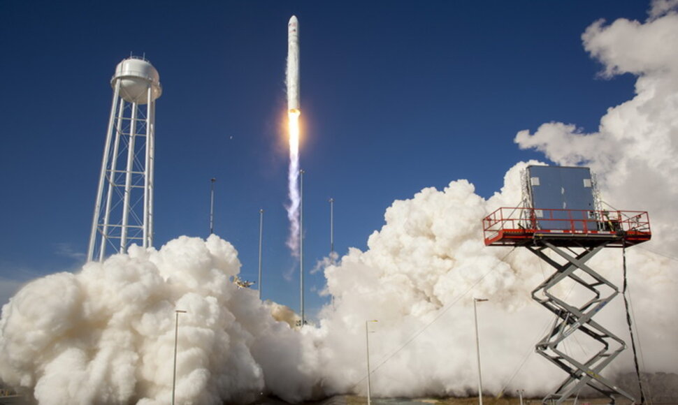 &bdquo;Antares&ldquo; raketa i&scaron; Wallopso kosmodromo sėkmingai pakilo tik po kelių dienų delsimo