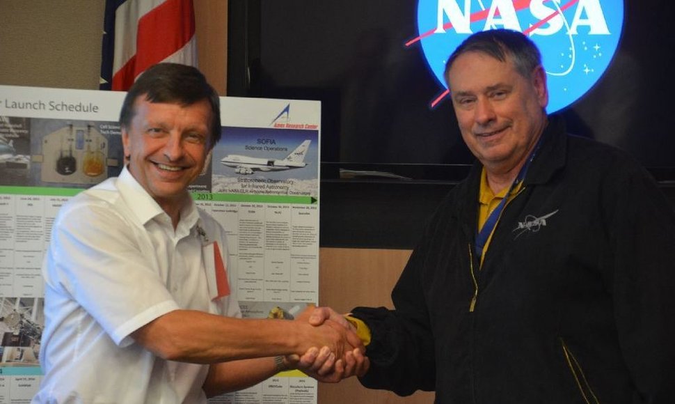 KTU rektorius Petras Baršauskas ir NASA Armes tyrimų centro vadovas Simonas P. Wordenas.