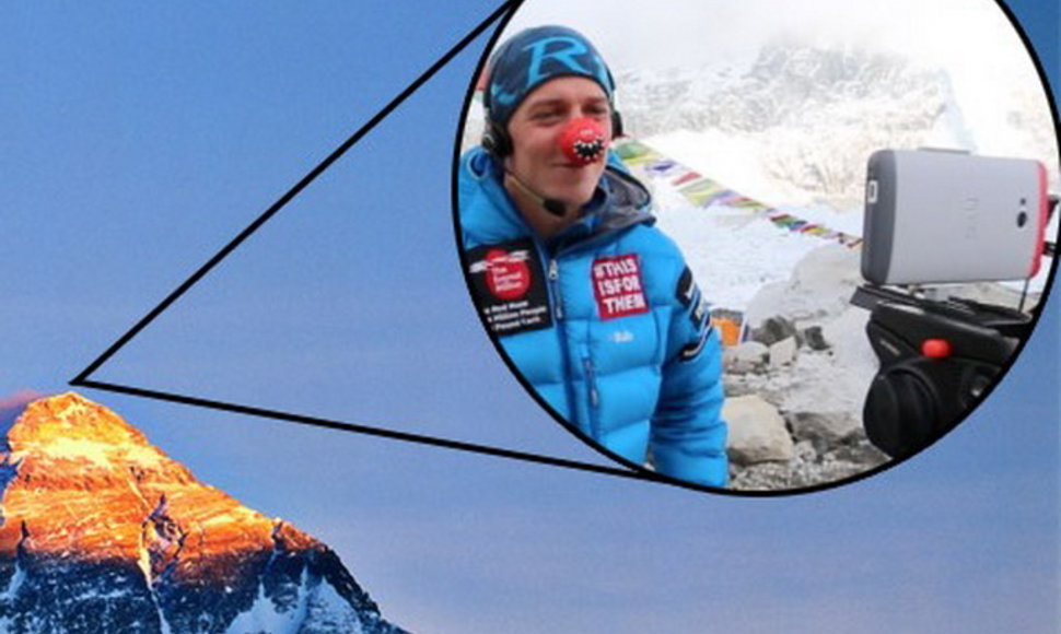 Alpinistas Daniel‘is Hughes'as iš Everesto viršukalnės „Skype“ skambutį atliko naudodamasis išmaniuoju telefonu