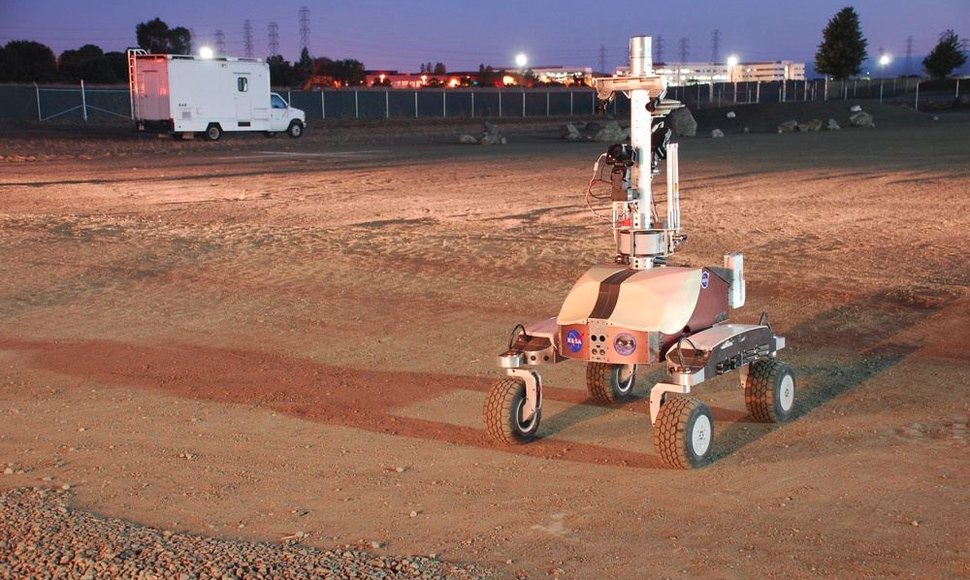 NASA sukonstruotas robotas K10 specialiai jo bandymams įrengtame „Ames“ tyrimų centro poligone