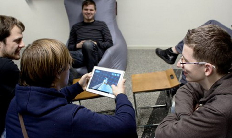 Kauno technologijų universiteto studentai mobiliųjų programų laboratorijoje