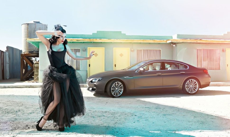 6 serijos „BMW Grand Coupe“ nuotraukos su burleskos stiliaus merginomis 