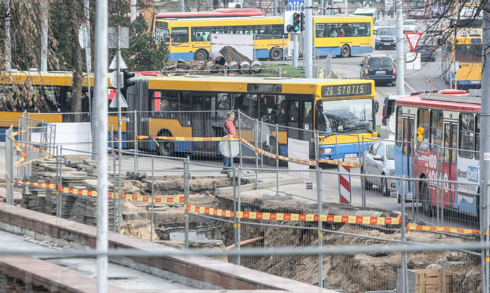 Įrengiant naujas vie&scaron;ojo transporto juostas platinamos Vilniaus gatvės